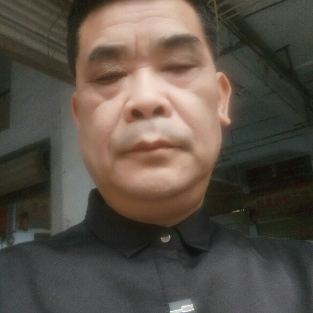 衬衫踢动听的照片