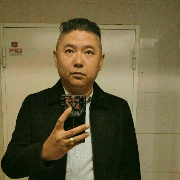 衬衫演变强健的照片
