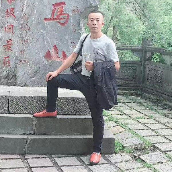 红牛俊秀的照片