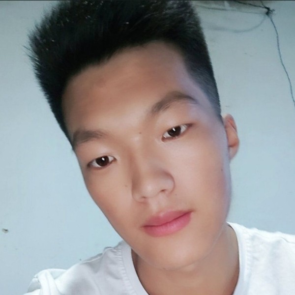 巷子里的青少年的照片