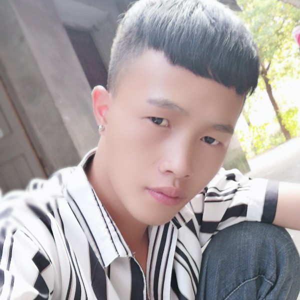 受伤蹙眉期待的照片