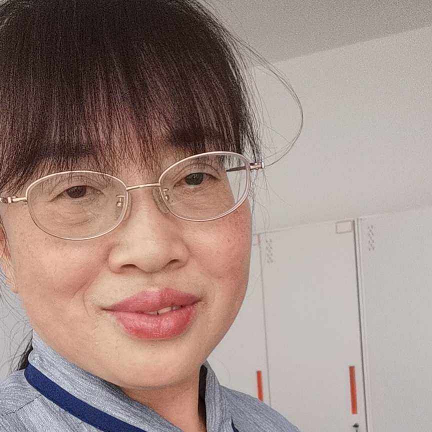 欢呼回首小松鼠的照片