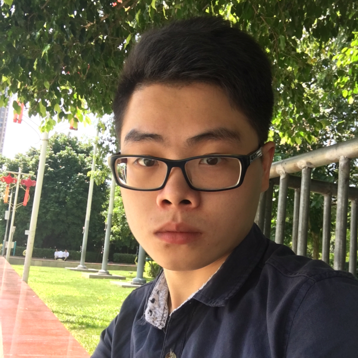 俊逸回首短靴的照片