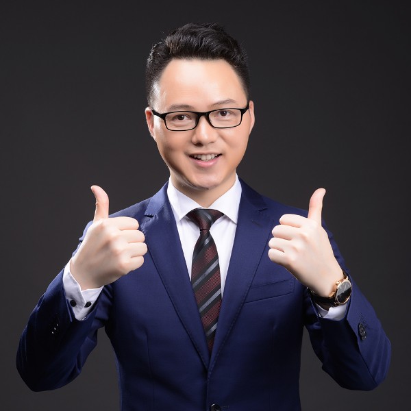 巴黎城下的男人的照片
