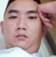 滑板挽手耍酷的照片