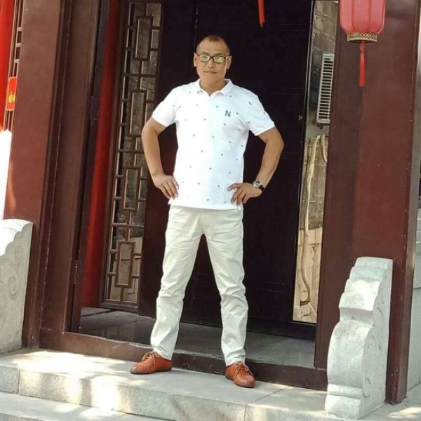 墨镜深拥耍酷的照片