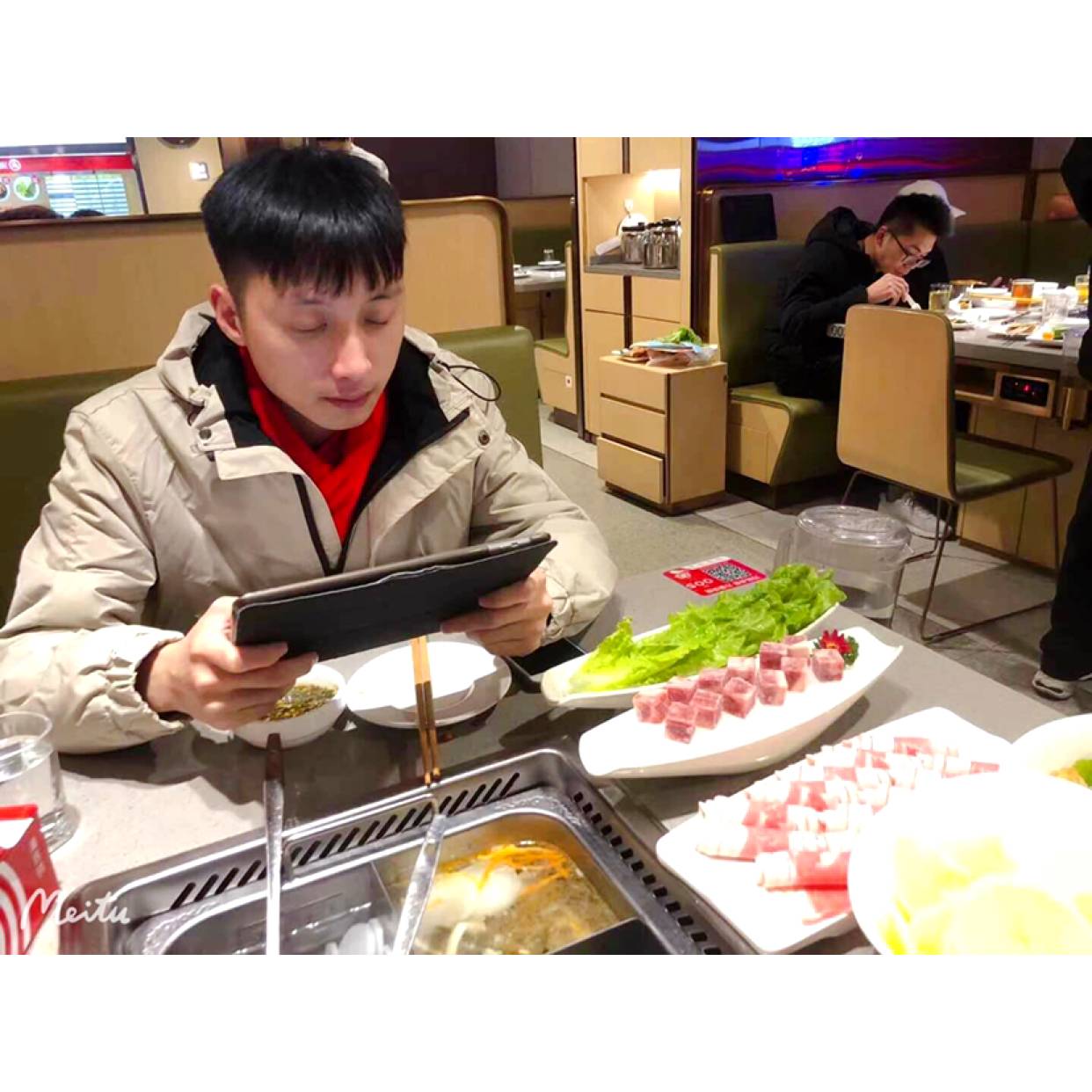 害羞的变灰狼的照片