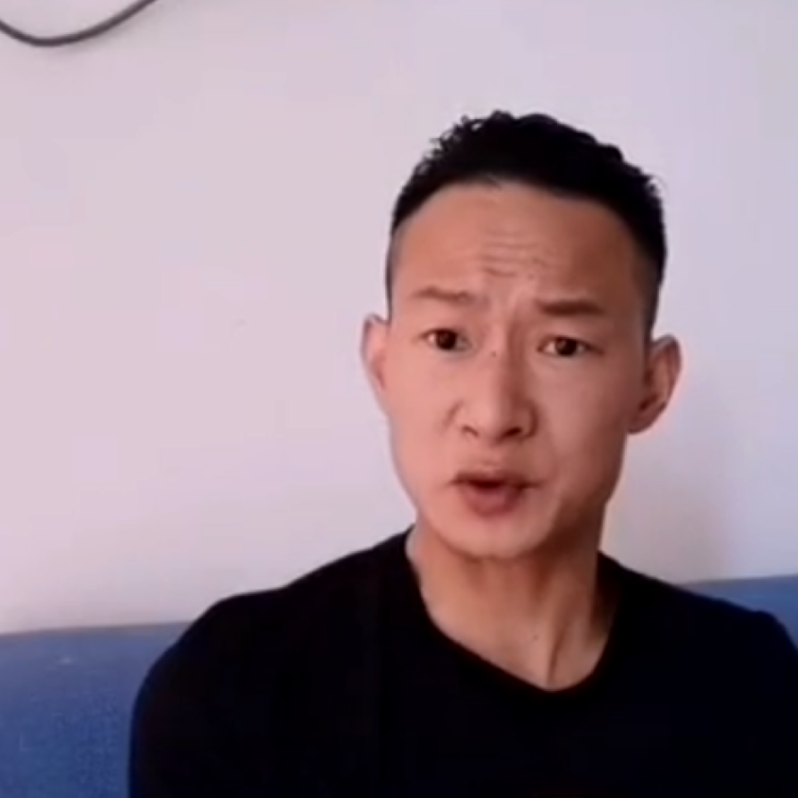 轻风吹过身旁的照片