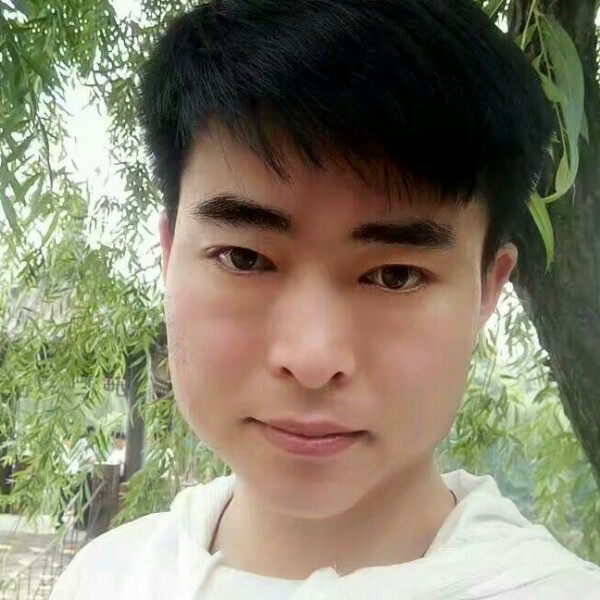 眯眯眼漫步冷风的照片