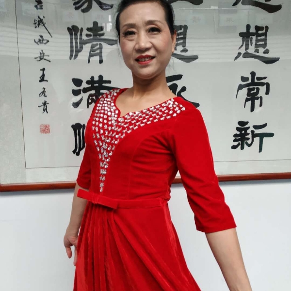 调皮板凳的照片