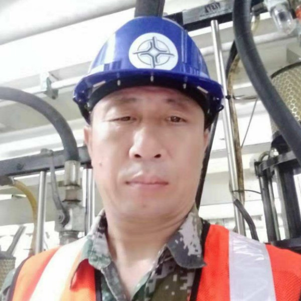 骑爱玛越宝马的照片