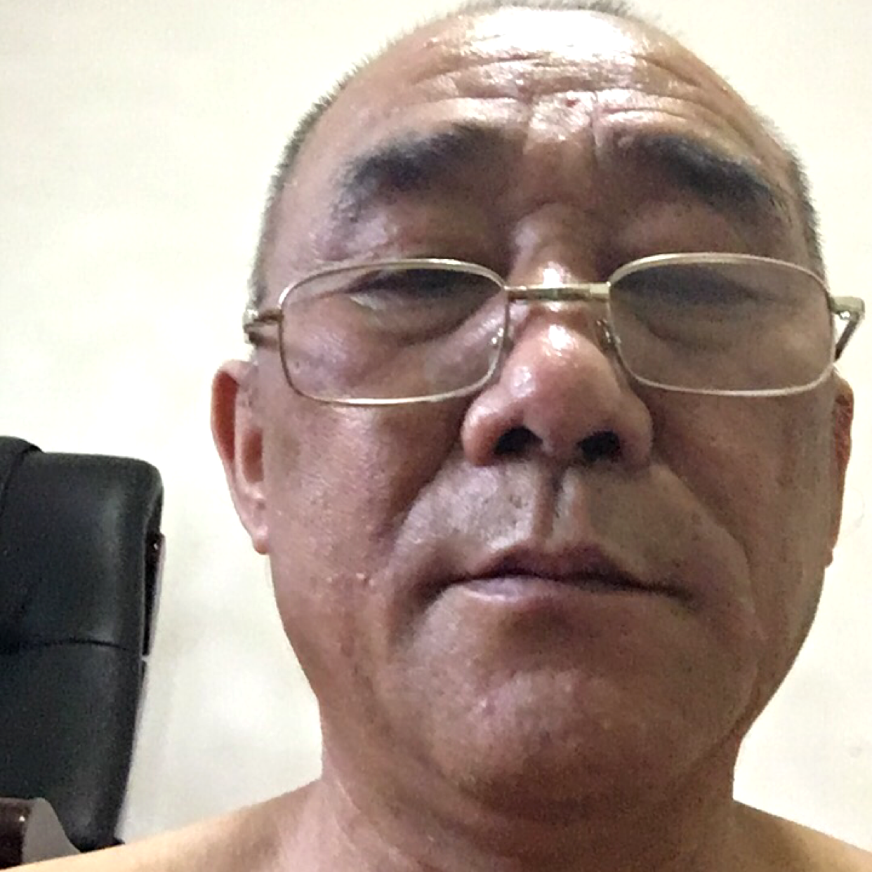 感性踢蚂蚁的照片