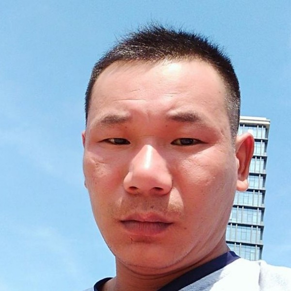 风中的帅哥的照片