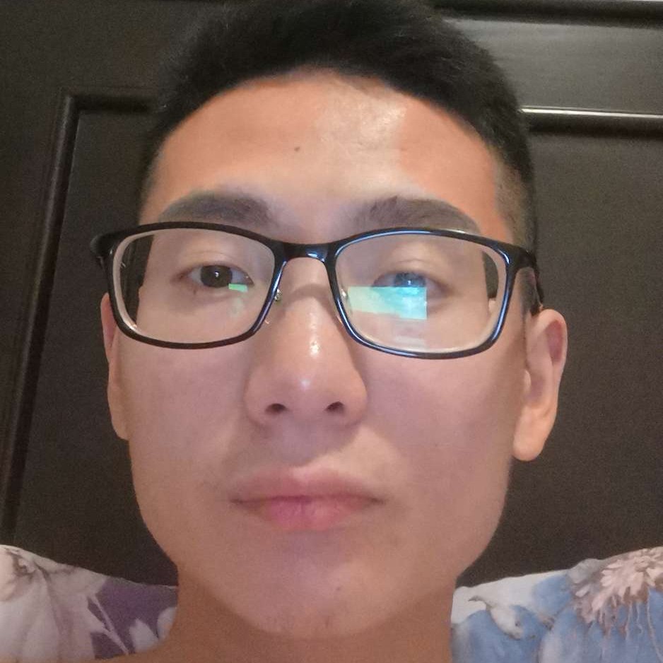 羞涩深拥玫瑰的照片