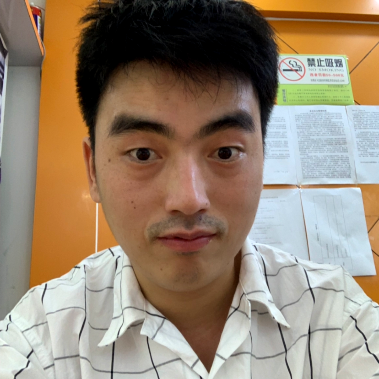硬币执着的照片