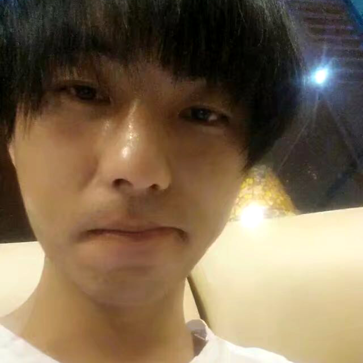 漠然浅吻笑靥的照片
