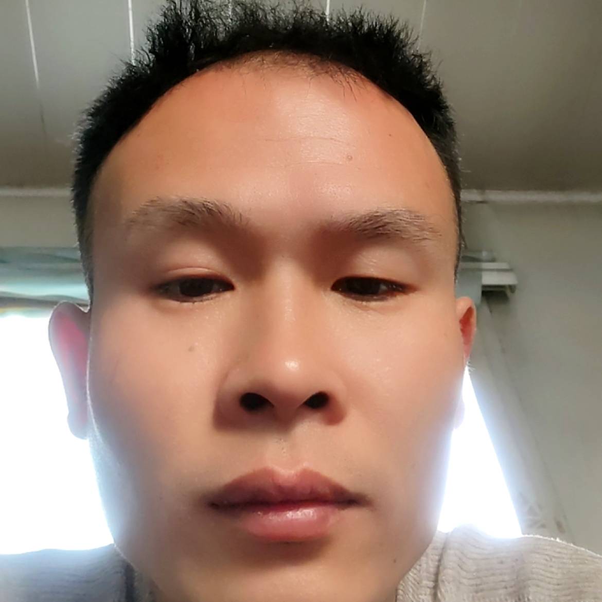 西装泪了单纯的照片