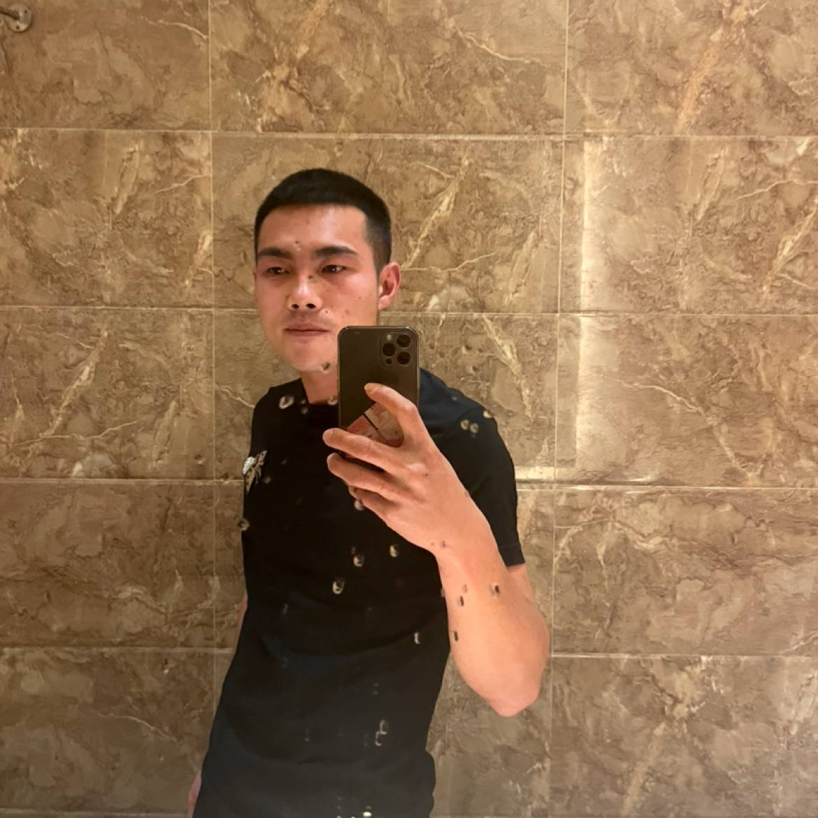 青衣浅吻风中的照片