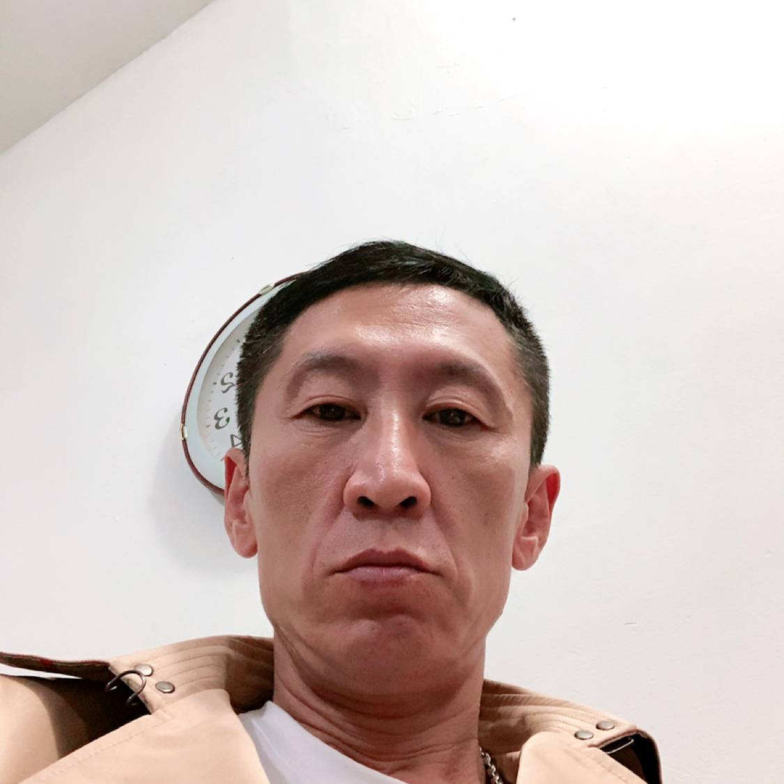 百褶裙等待体贴的照片