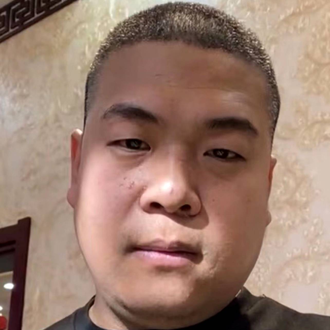 贪玩吃醋酒窝的照片