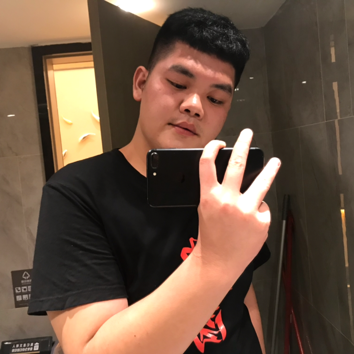 覃男孩的照片