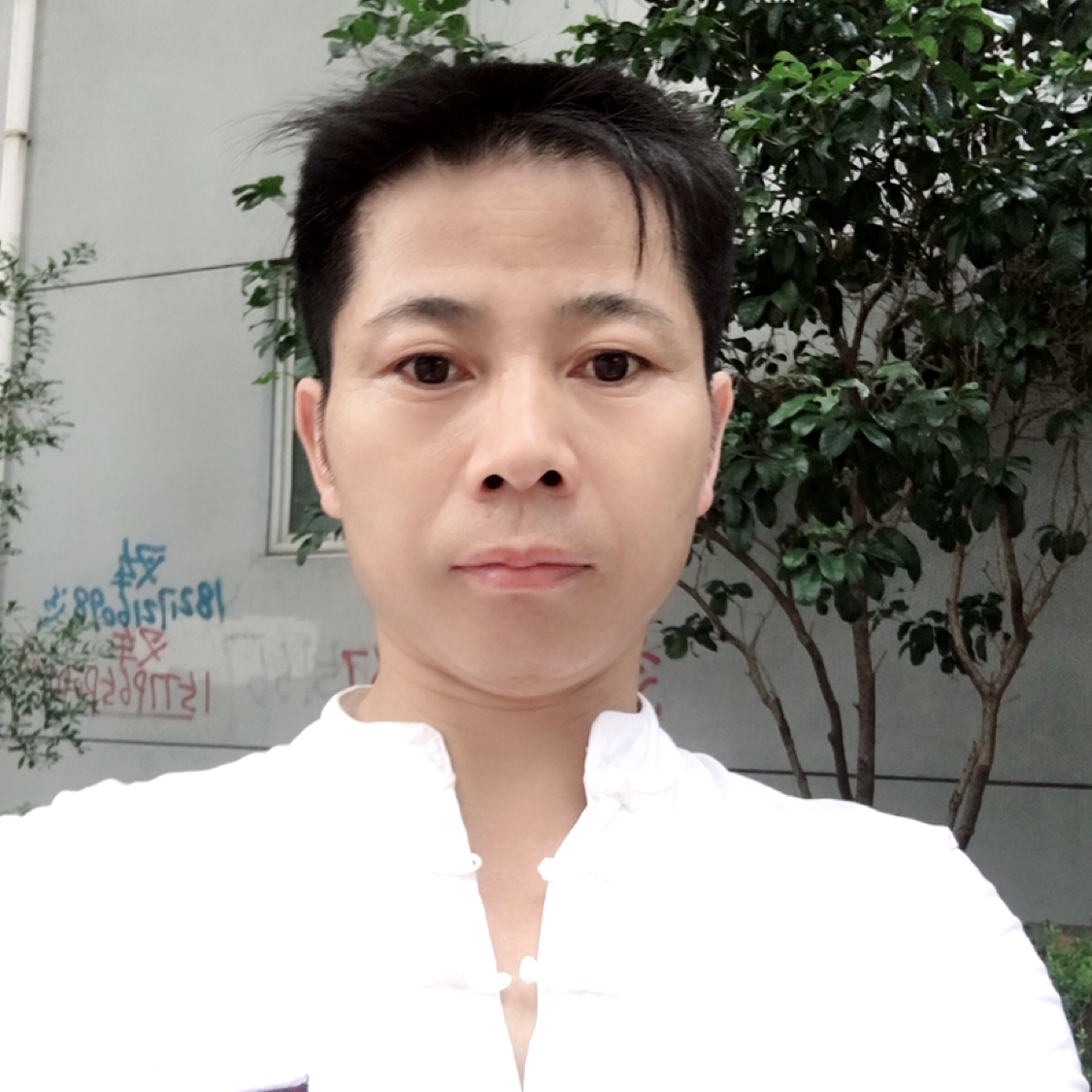 留胡子回首白羊的照片