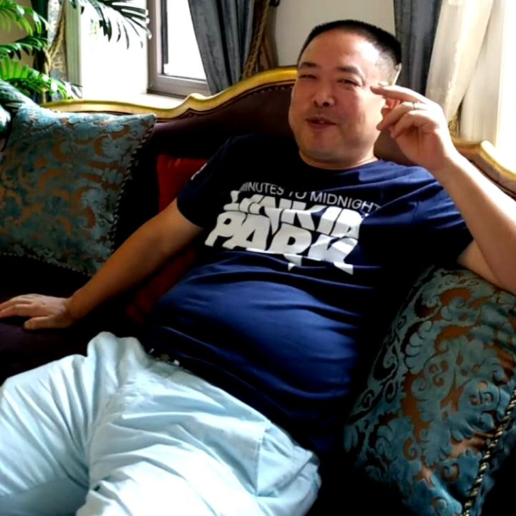 鳗鱼挽手方盒的照片