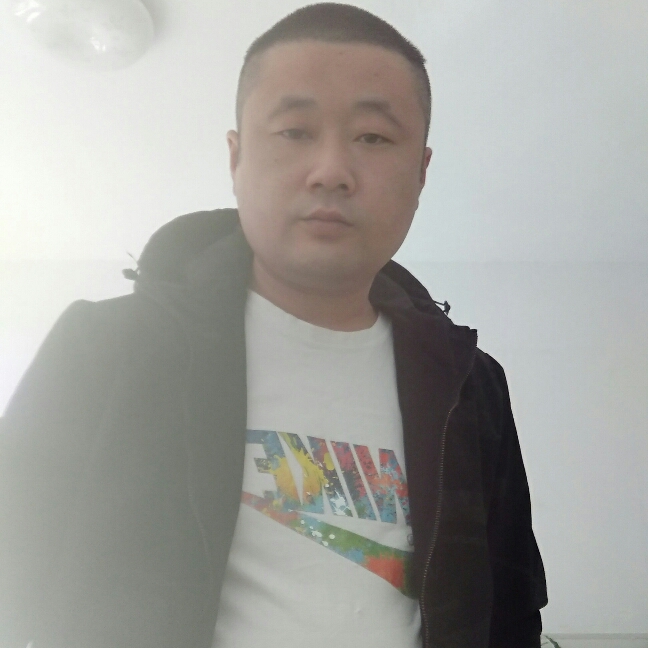 勤奋闻绿草的照片
