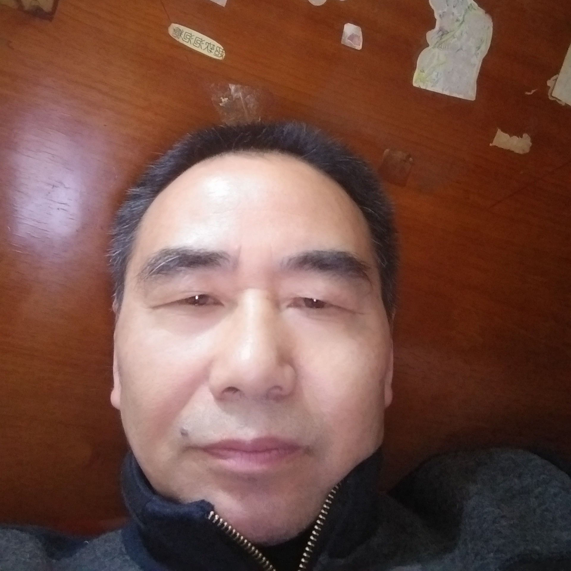 清秀漫步镜子的照片