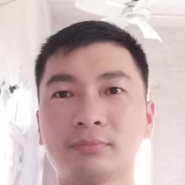 欢呼爱云朵的照片