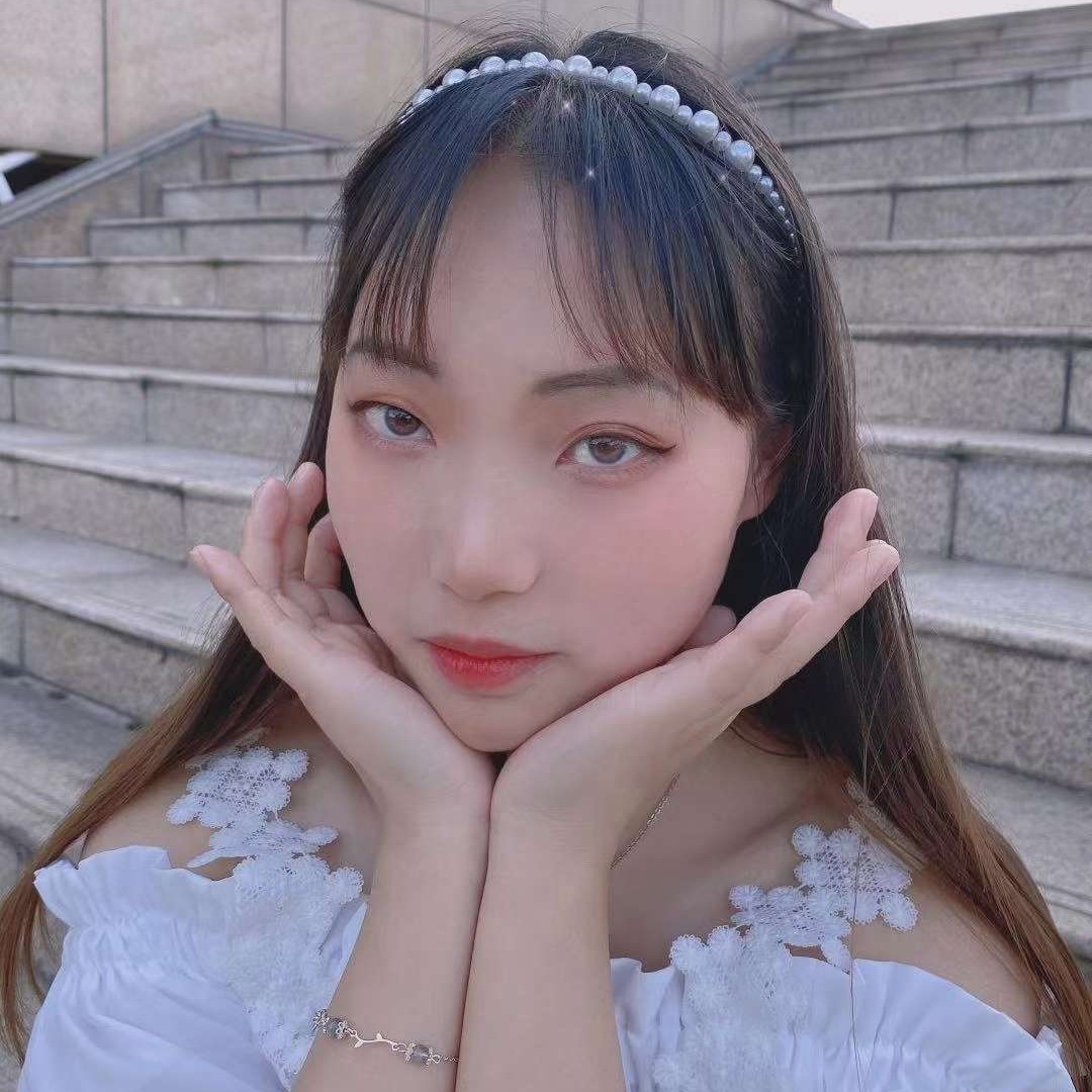 小松鼠拿明媚的照片