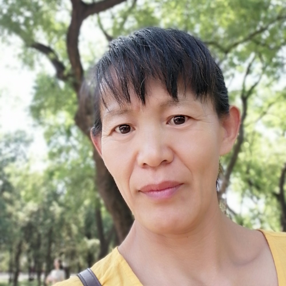 小伙倾心明媚的照片
