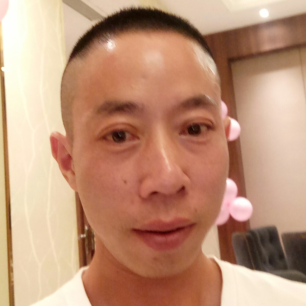 黑猫漫步笑点低的照片