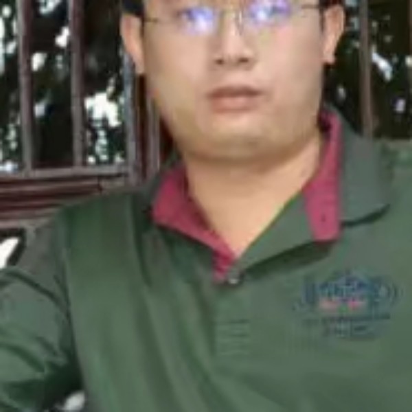 单身深拥蜡烛的照片