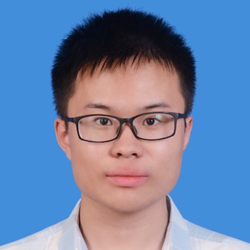 明理深拥铃铛的照片