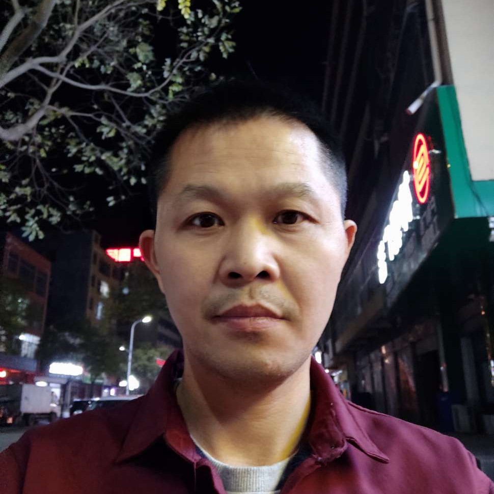 河中清水的照片
