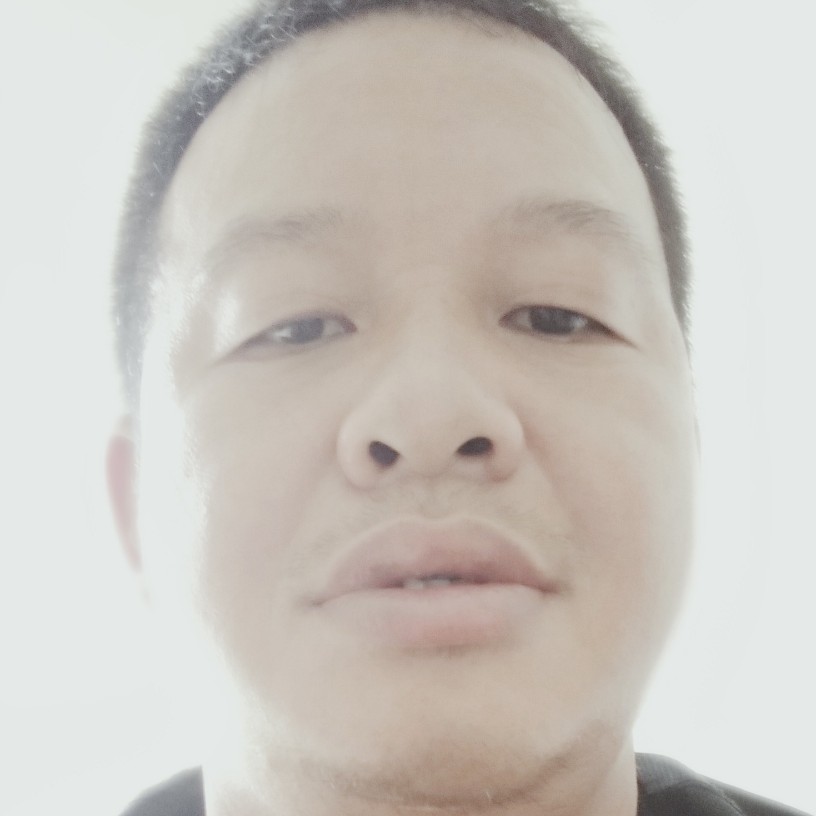 独寂打枕头的照片