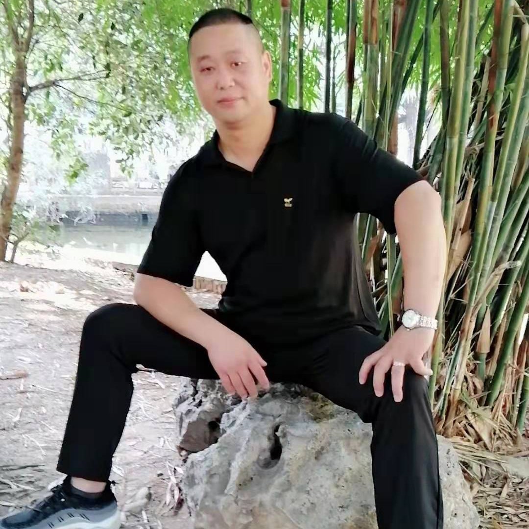 迷茫爱恋黑裤的照片