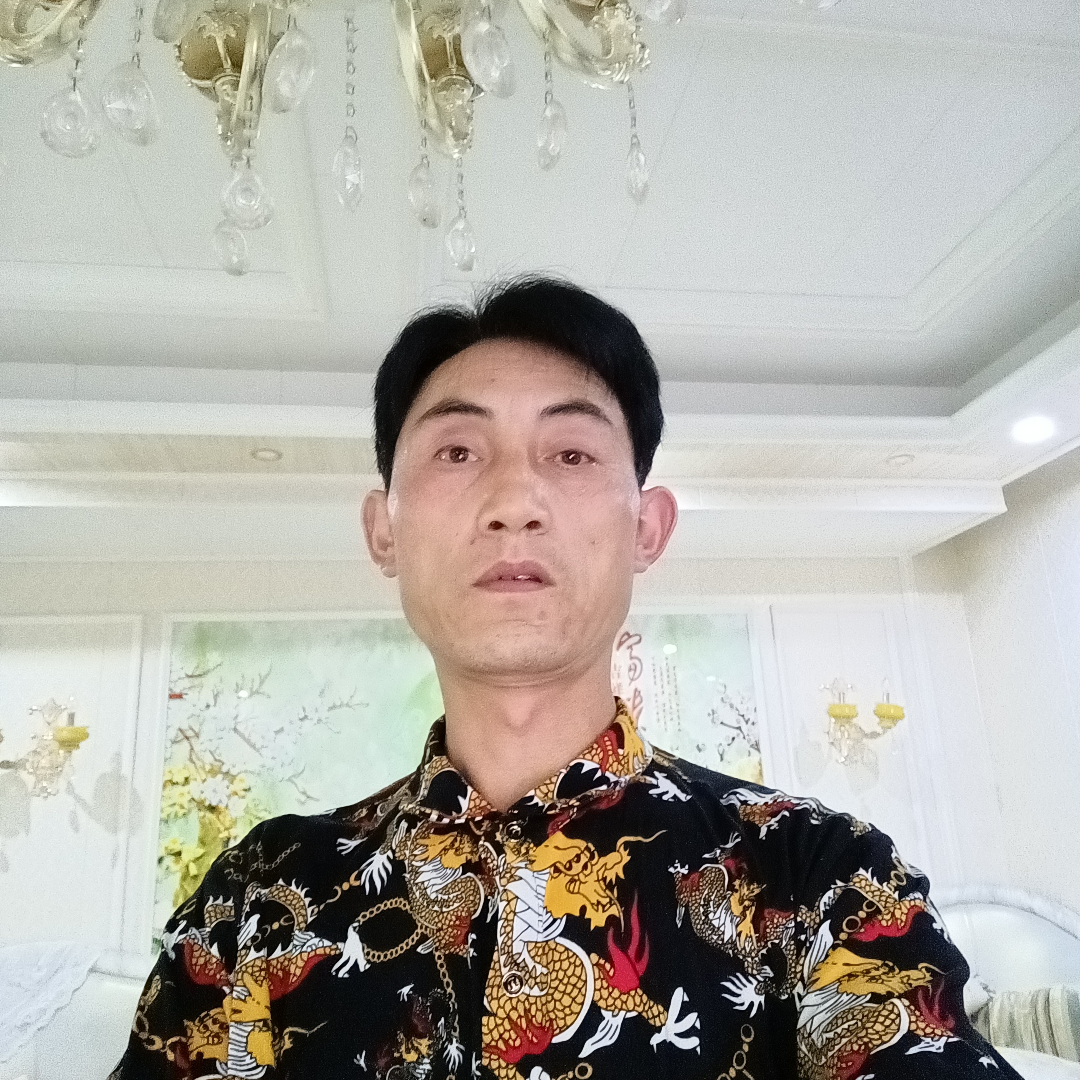 山岚蹙眉一个人的照片