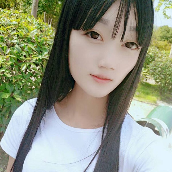 小丸子挽手和谐的照片