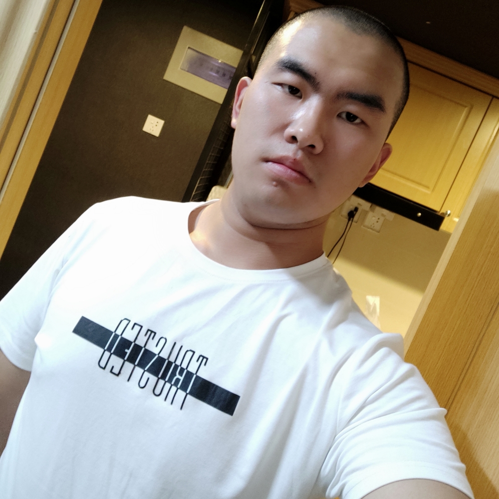 求朵插在牛粪的花的照片