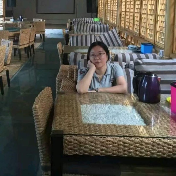 H简诺的照片