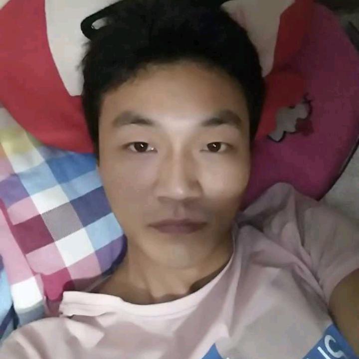 淘气小子的照片