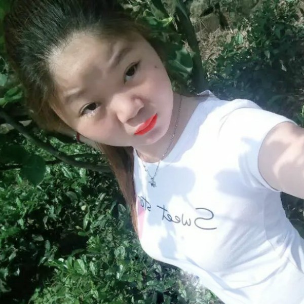 坐巷子口那对男女的照片