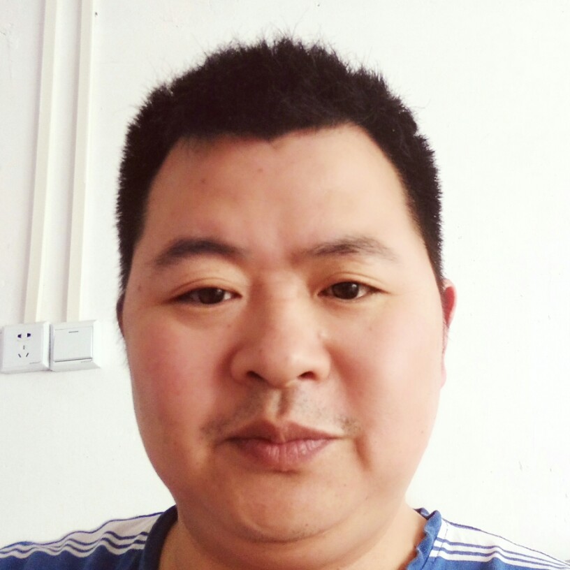 俊逸等待灯泡的照片