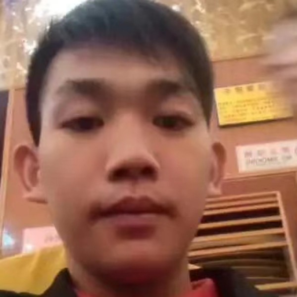 一个人苦恋月的照片
