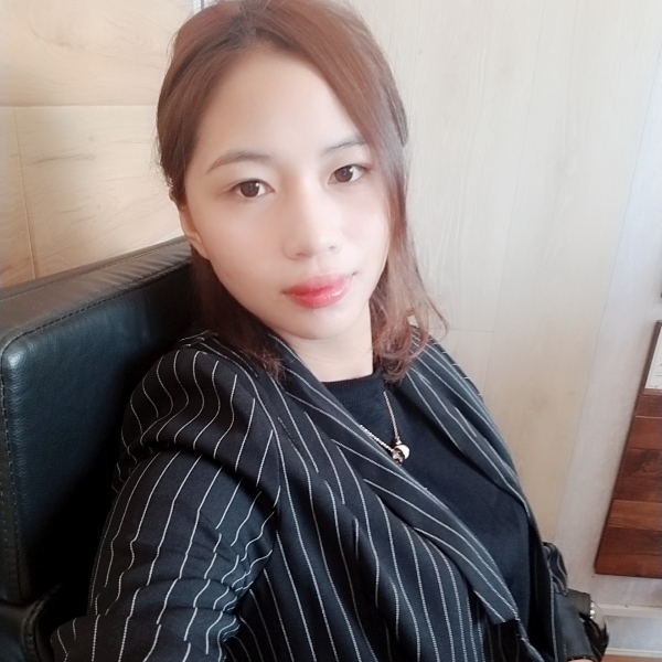 默默微笑的照片