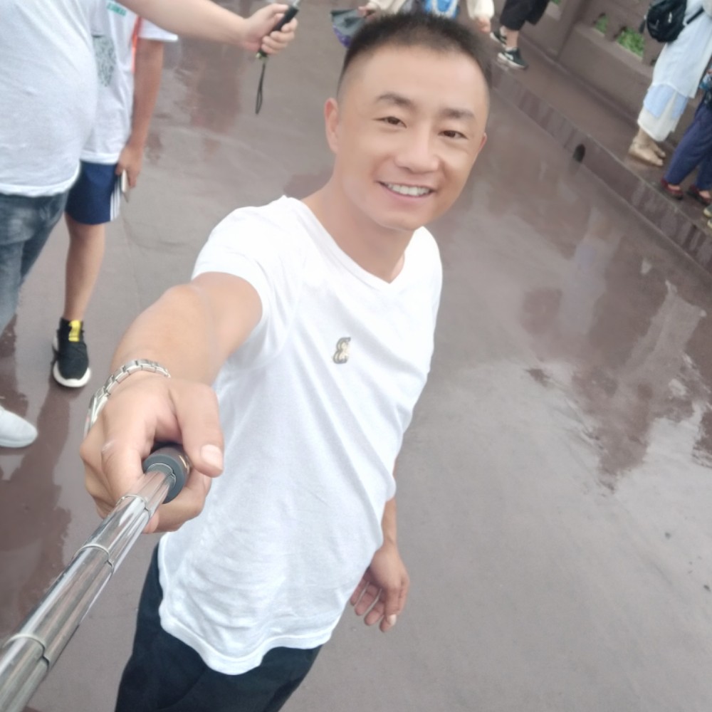 豪情万千的山哥的照片