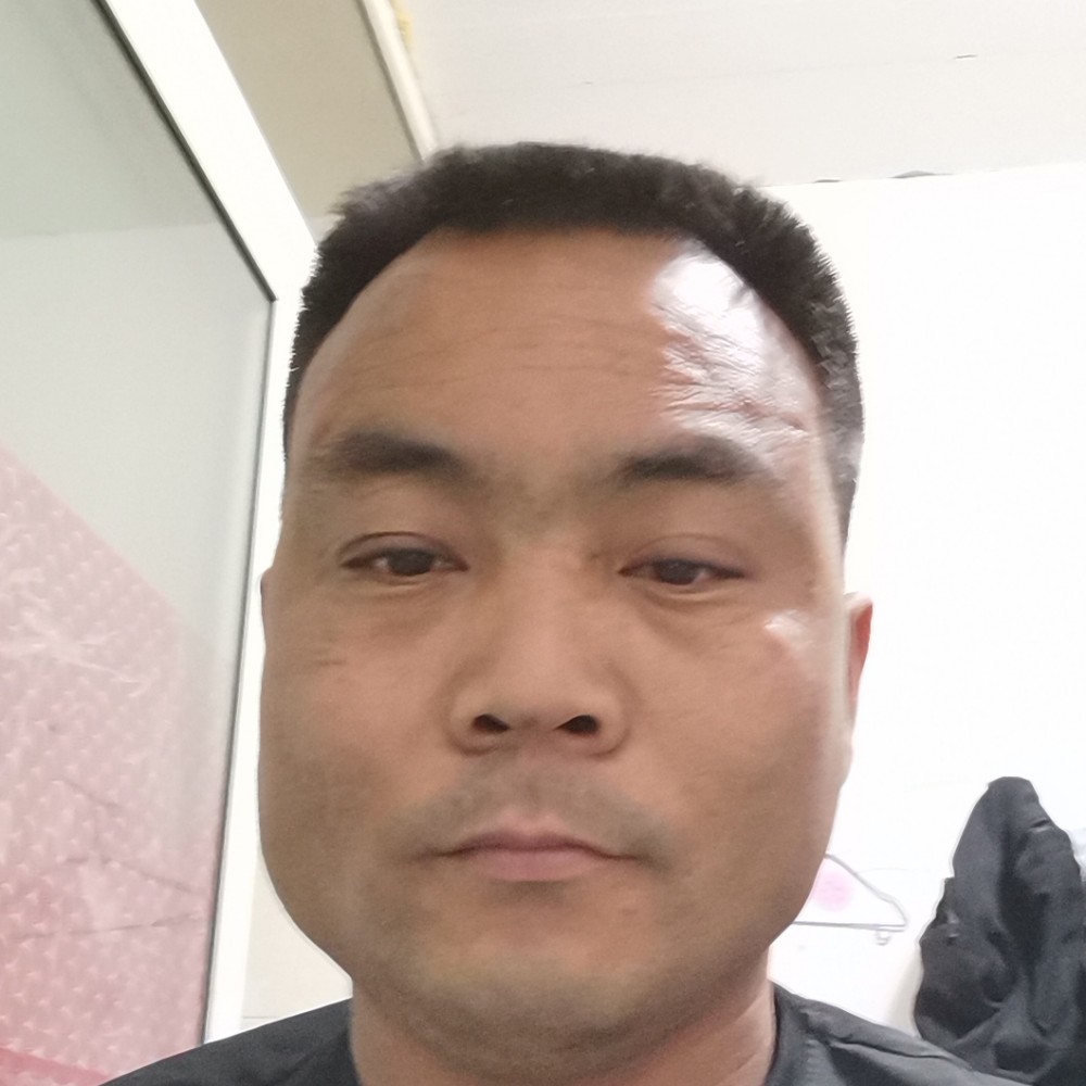 夜里的风雨衣服的照片