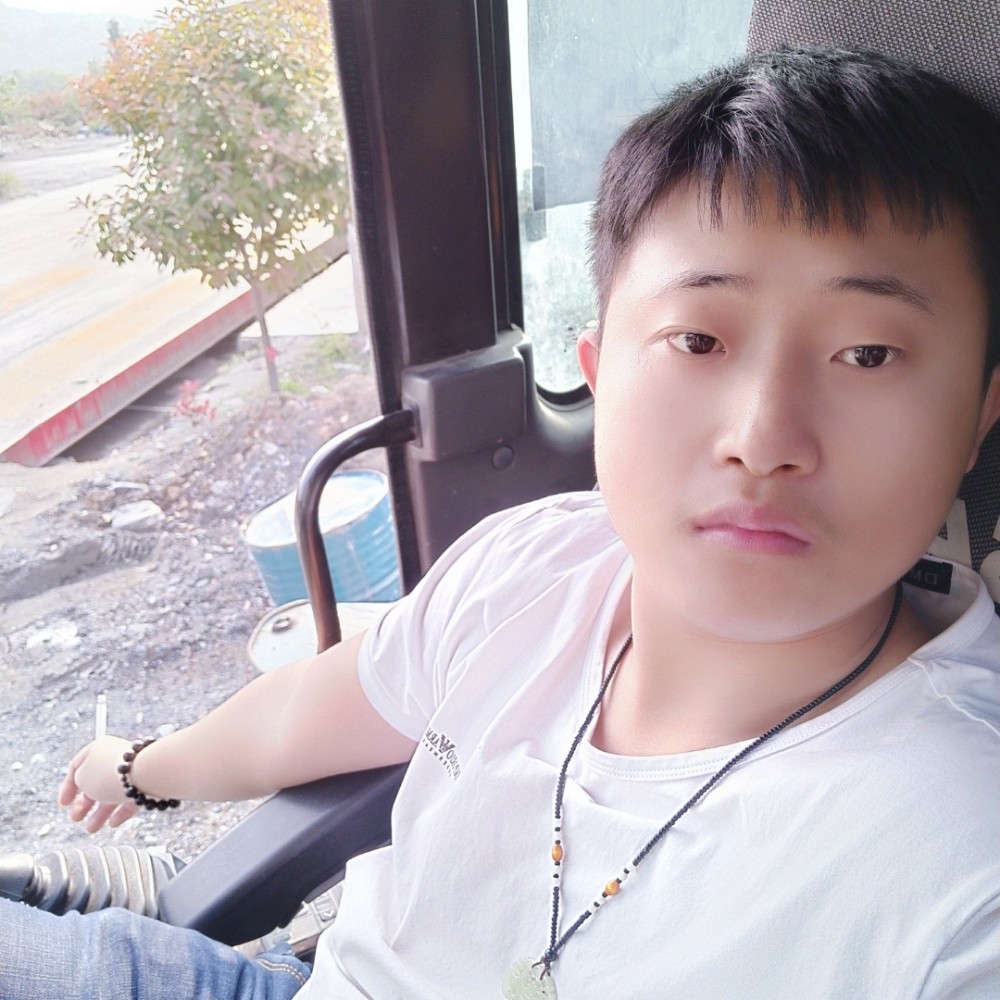 开挖机的小哥哥的照片